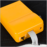 Caixa pequena amarela para colocar as pilhas.